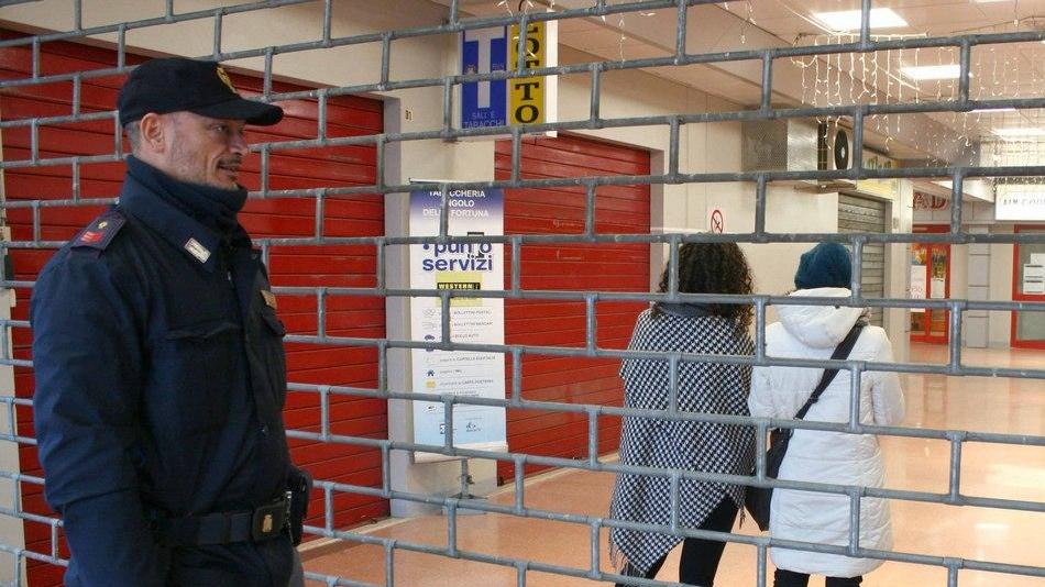 Bloccati in galleria Saracinesca chiusa con loro dentro