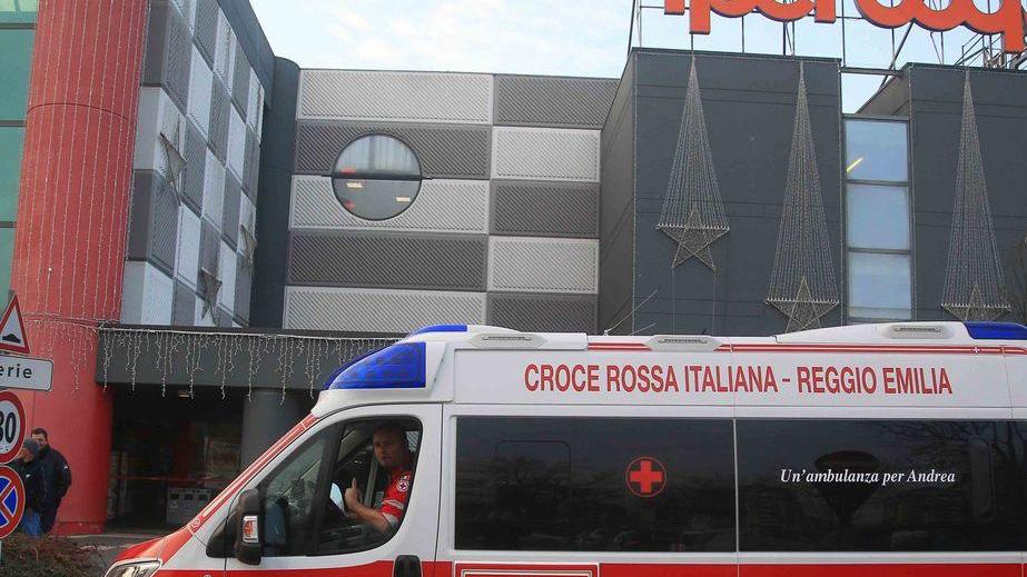 Fanno a cazzotti dentro l’Ipercoop