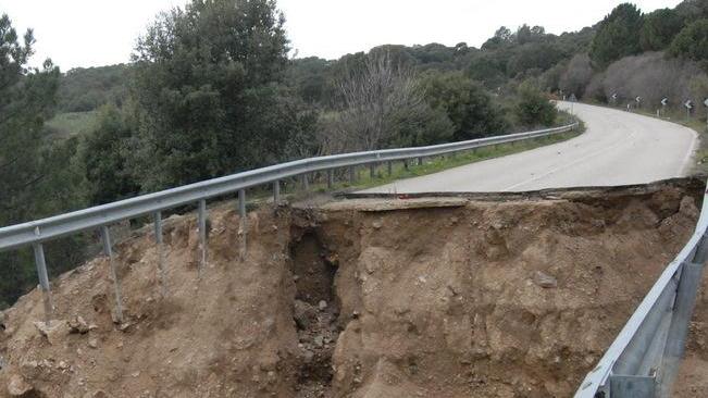 Il ponte crollato a Monte Pino nell'alluvione del novembre 2013