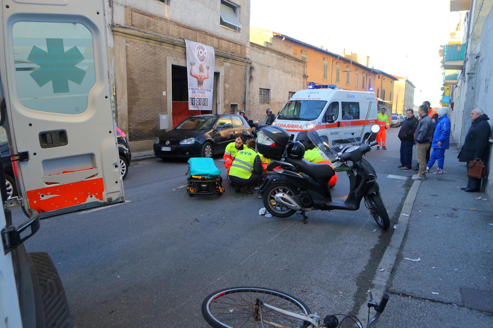 Un'immagine dell'incidente in via Mastacchi con i soccorsi ai feriti
