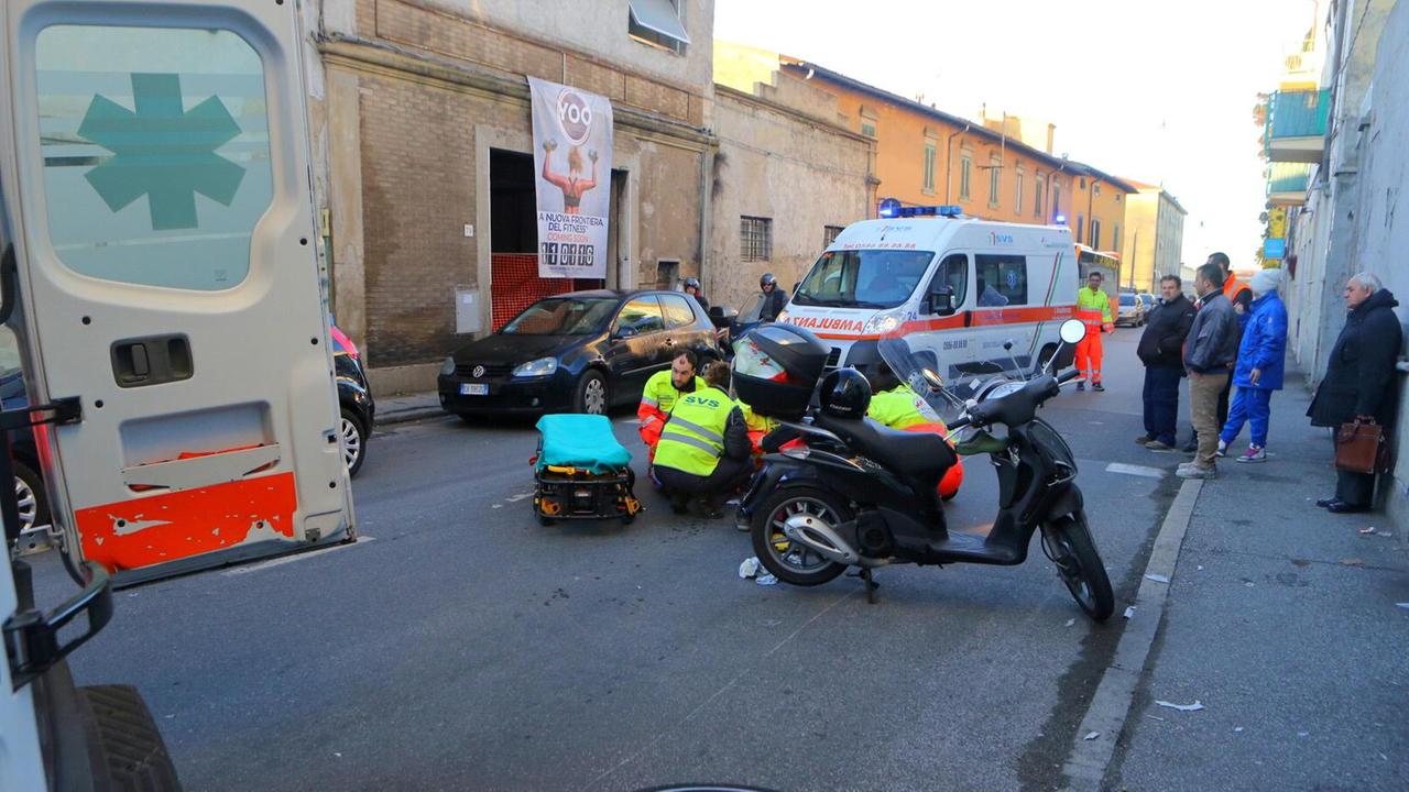 Un'immagine dell'incidente in via Mastacchi con i soccorsi ai feriti