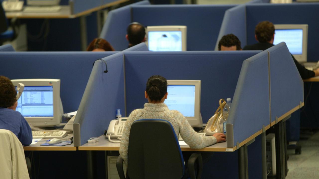 Un'operatrice di call center (foto archivio)