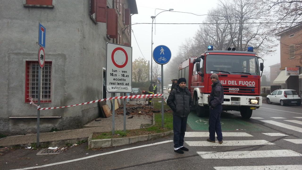 I vigili del fuoco alla palazzina di Quattroponti