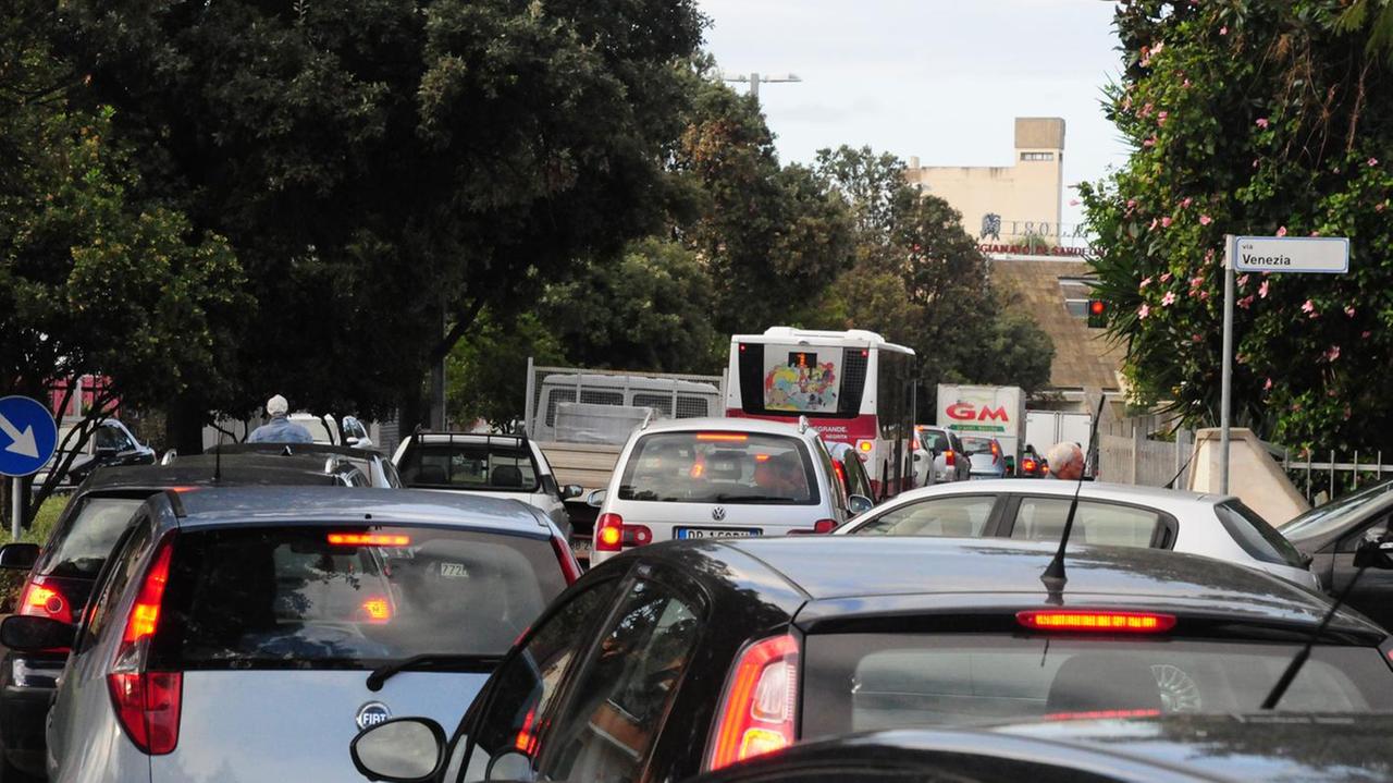 Traffico a Oristano (foto Francesco Pinna)