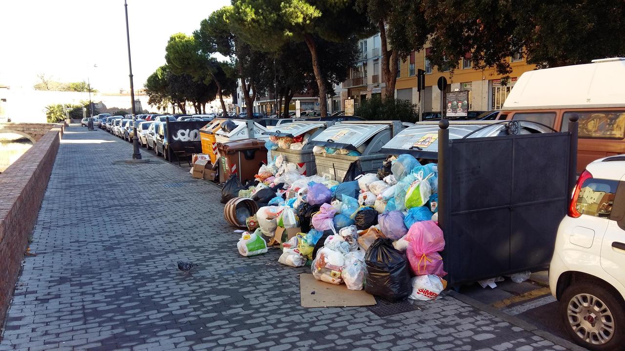 Viale Avvalorati, a fianco del Comune, la mattina di giovedì 10 dicembre