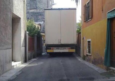 Carrara, via Melara, qui comandano i camion 