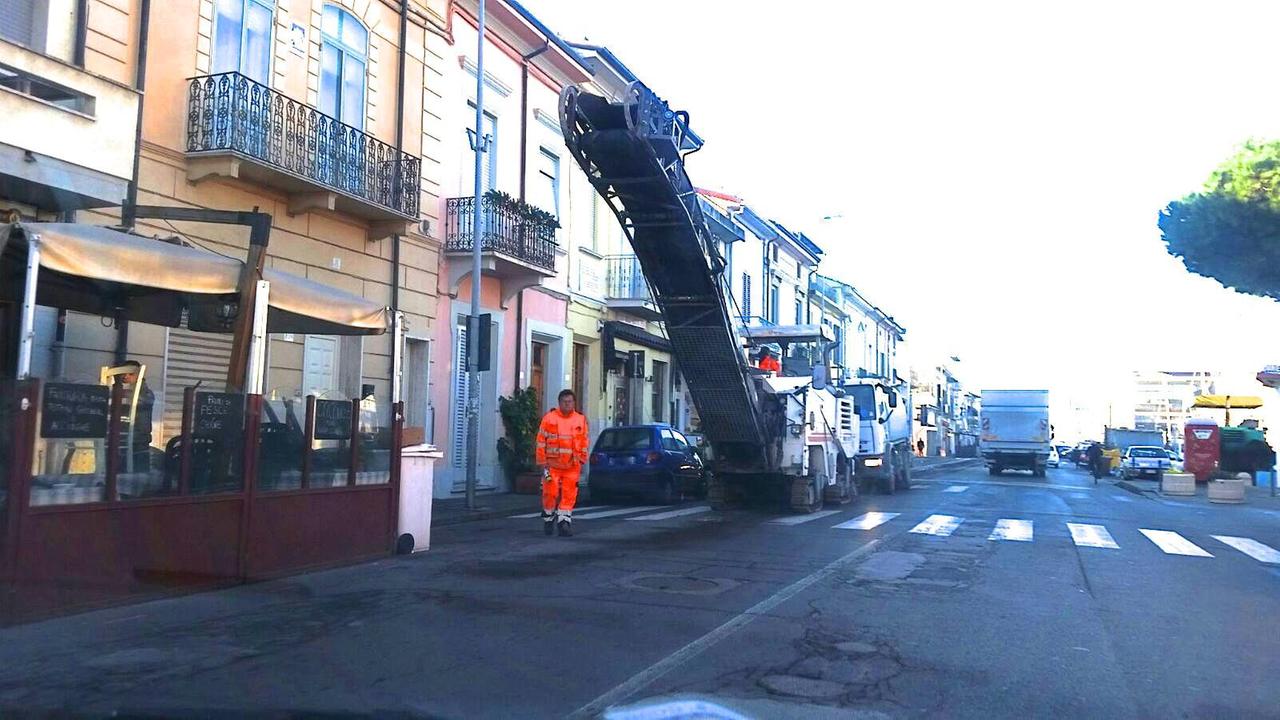 I lavori di asfaltatura in via Coppino