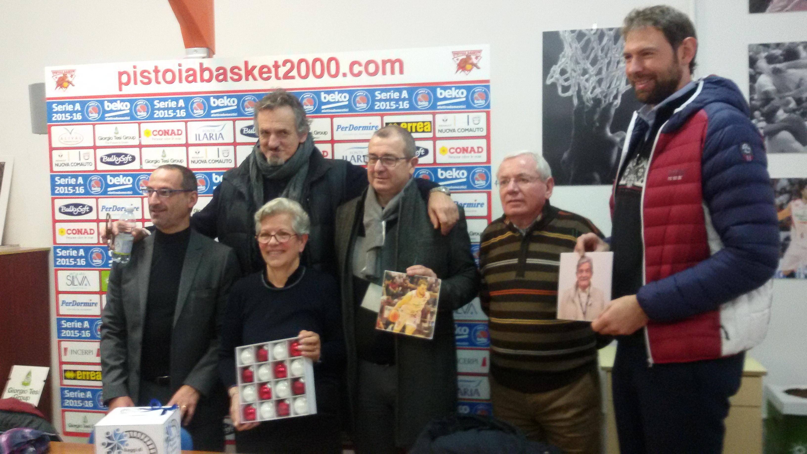 La conferenza stampa con l'associazione Raggi di Speranza e i dirigenti del Pistoia Basket
