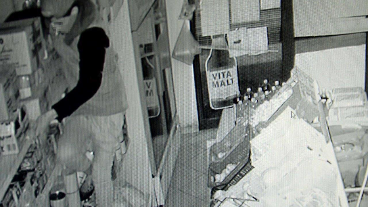 Il ladro in azione nel negozio