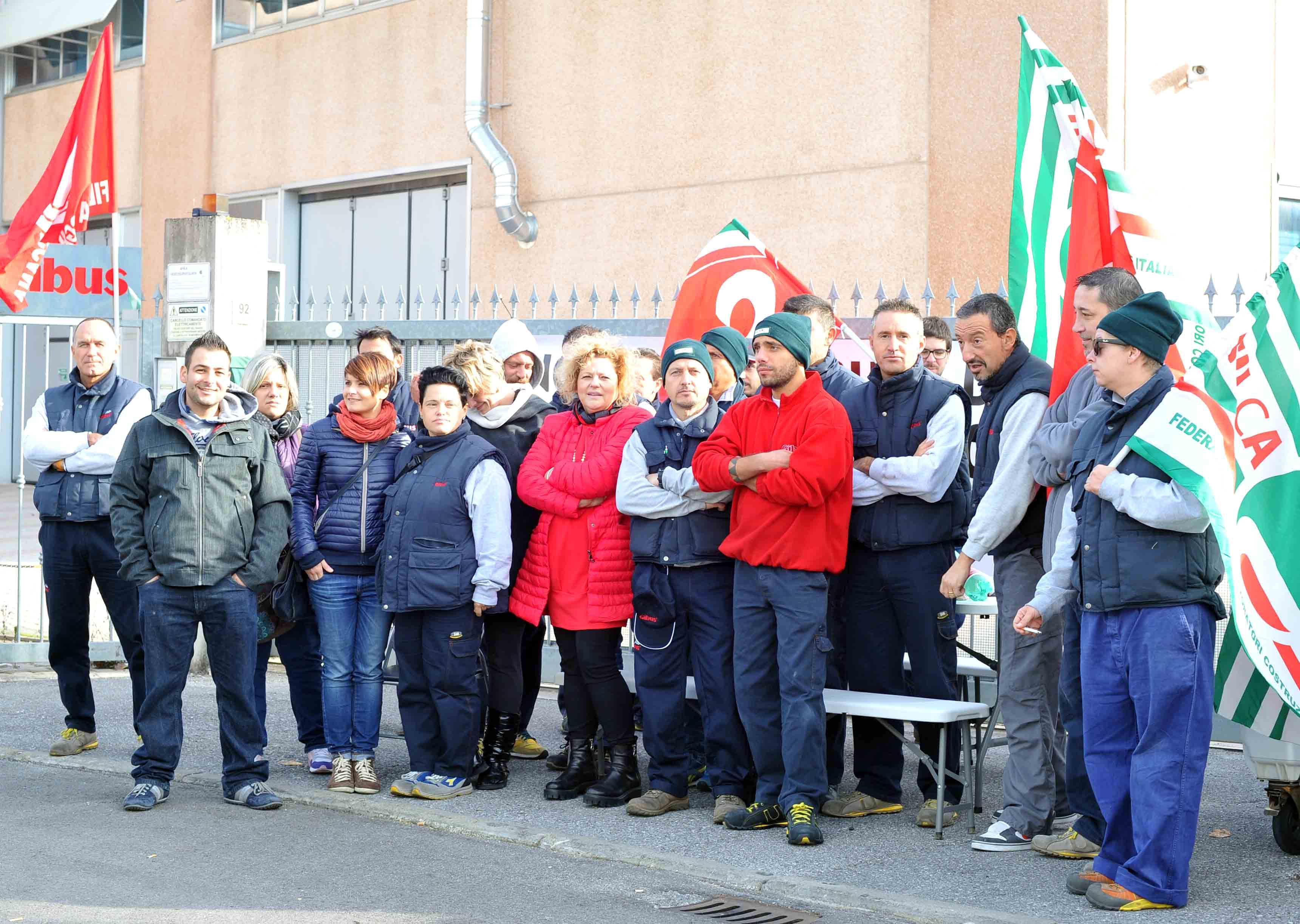 Un gruppo di lavoratori Gibus durante un presidio (foto Gori)
