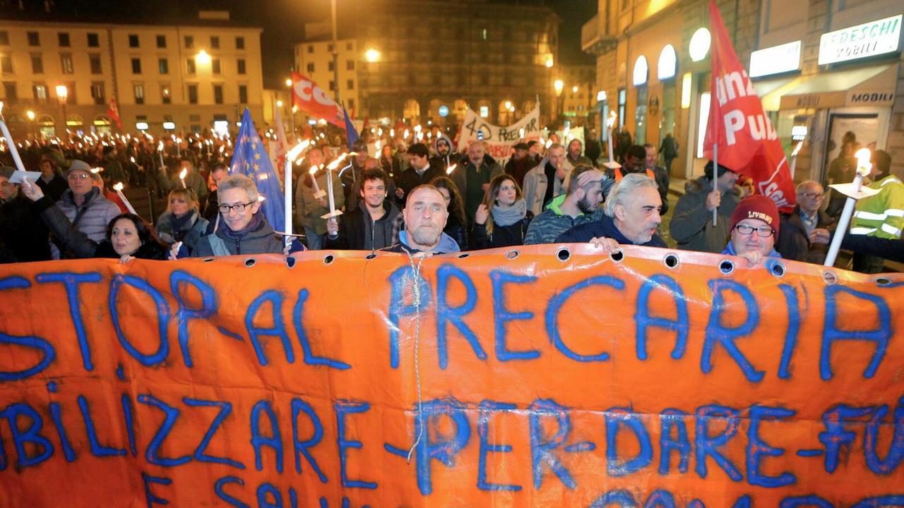 Il corteo in via Grande (Marzi Pentafoto)