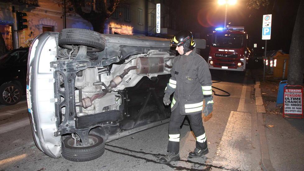 Auto si cappotta dopo lo scontro in via Buonarroti