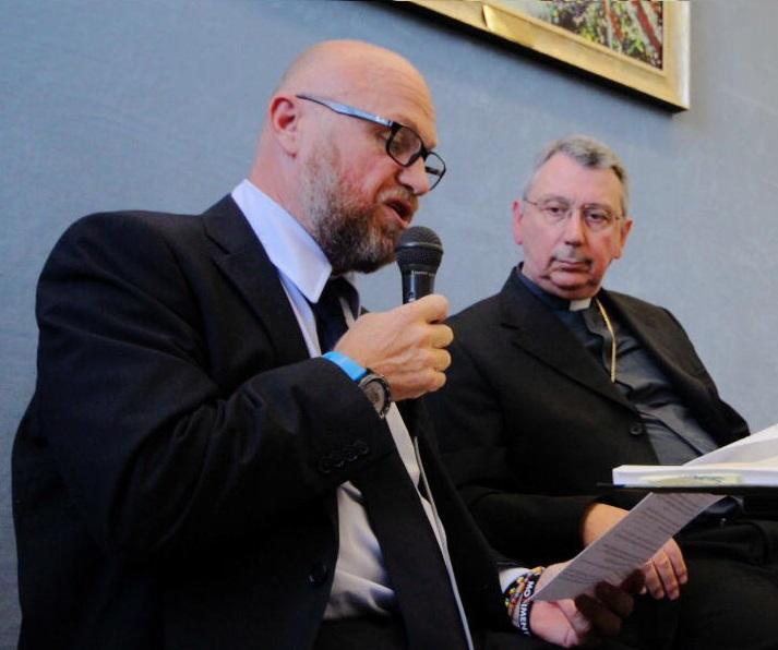 Il sindaco Filippo Nogarin e, a destra, il vescovo Simone Giusti a un dibattito in curia (Marzi Pentafoto)