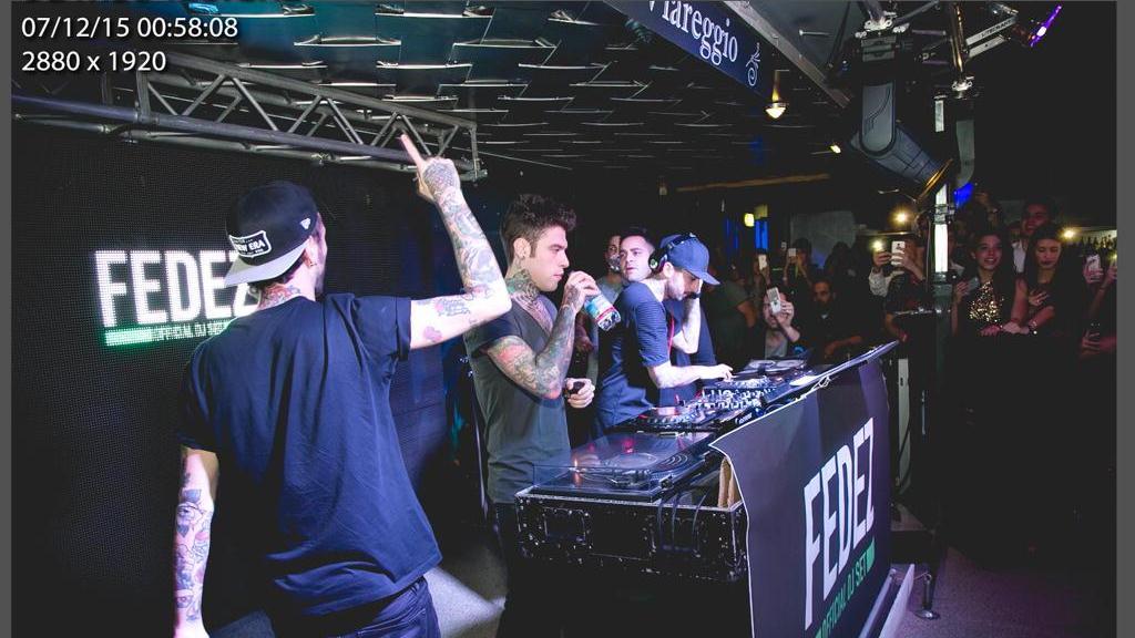 Fedez sul palco della Capannina di Viareggio