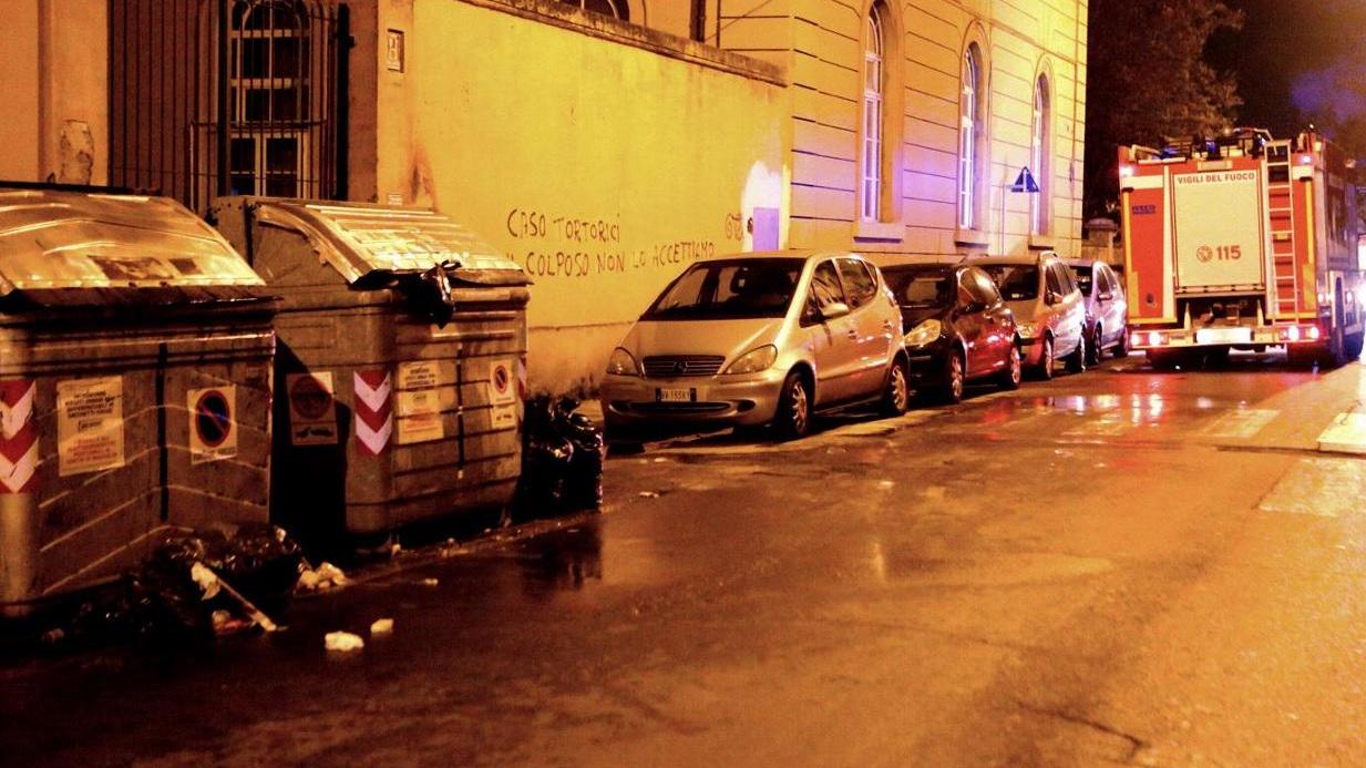 Cassonetti incendiati in via Palestro (Marzi Pentafoto)
