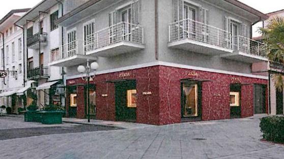 Polemiche non stop sul negozio di Prada