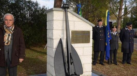 Un’ancora e una lapide celebrano il tenente Madoni