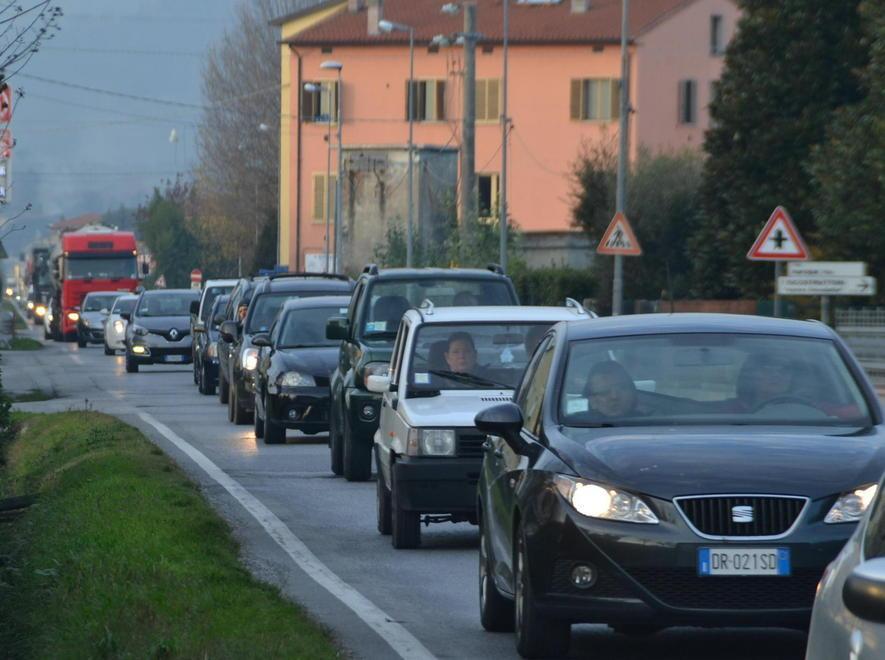 Un tamponamento e il traffico è in tilt Le strade scoppiano 