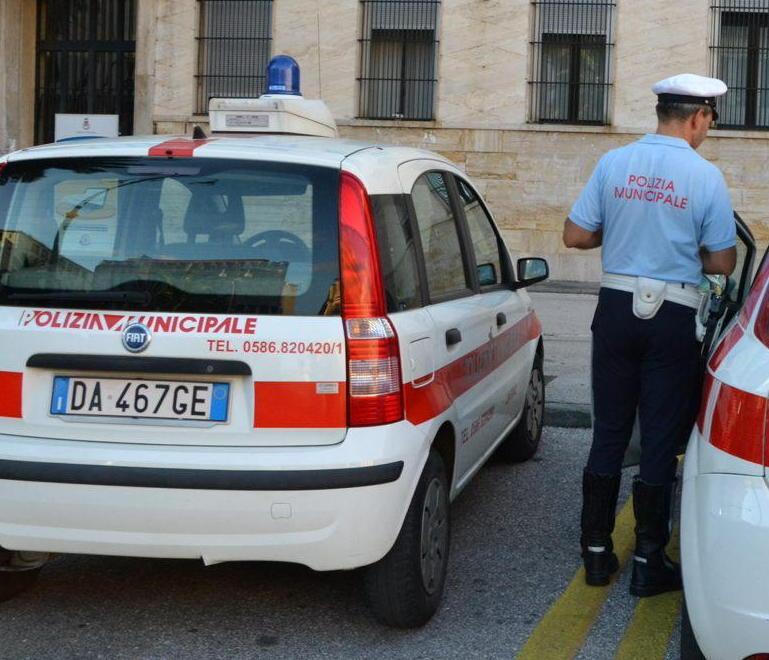 Autofficina indagata per i rifiuti speciali dentro ai cassonetti 