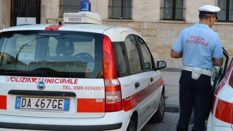 Autofficina indagata per i rifiuti speciali dentro ai cassonetti