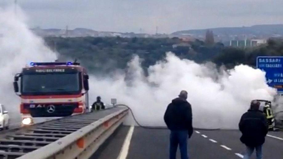 Auto in fiamme, salvo il conducente