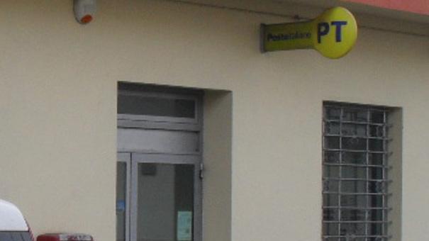 Personale ridotto per ferie, proteste all’ufficio postale