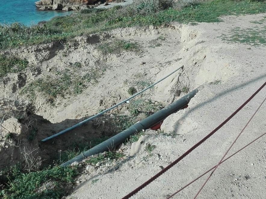 Transenne a San Giovanni, un altro pezzo di scogliera rischia di crollare in mare 