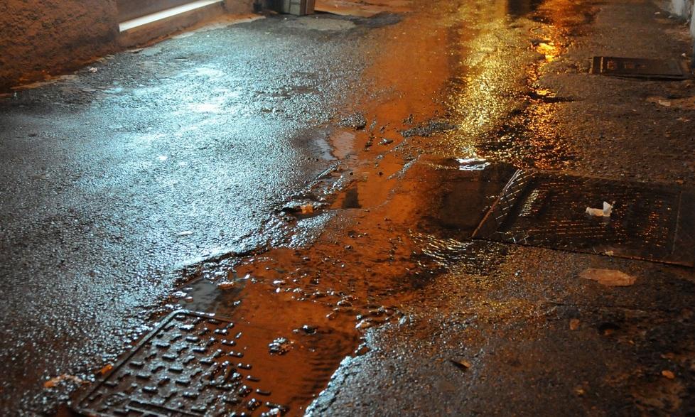 Grossa perdita d’acqua in via Olbia