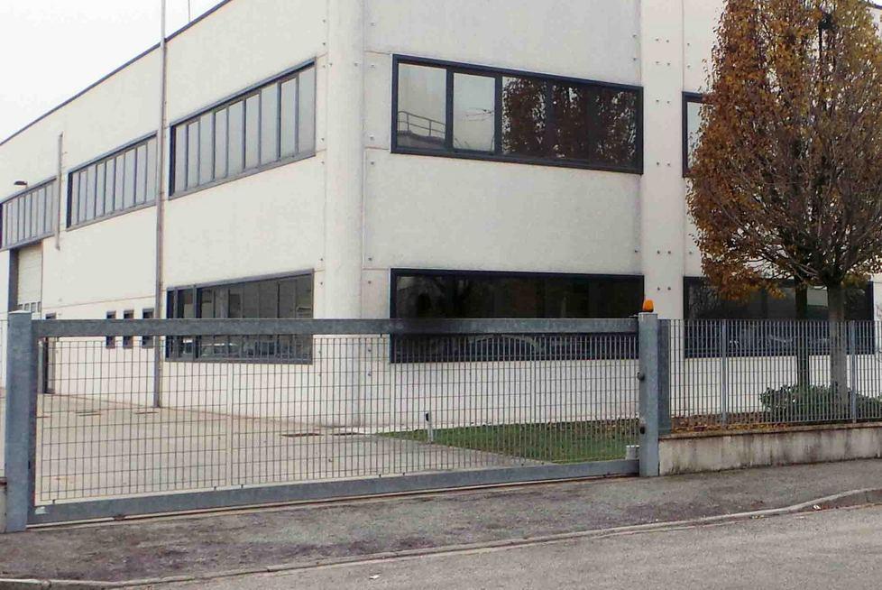 Razzia notturna a Ferrara: colpo grosso da Felisi, sparite 200 borse 