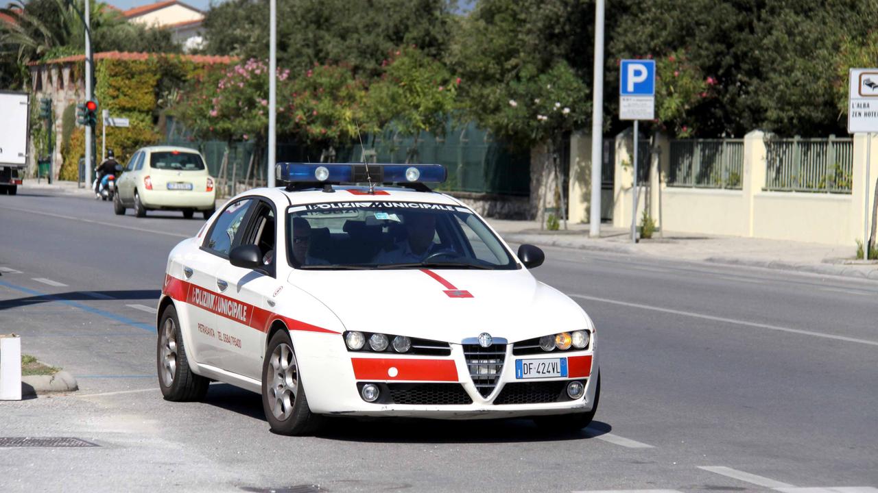 Pattuglia di vigili a Pietrasanta