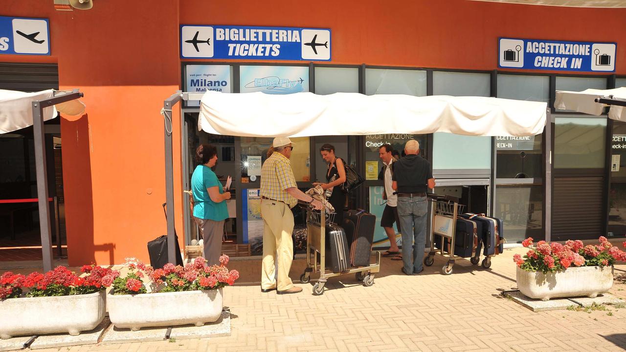 La biglietteria dell'aeroporto dell'Elba (foto Gio' Di Stefano)