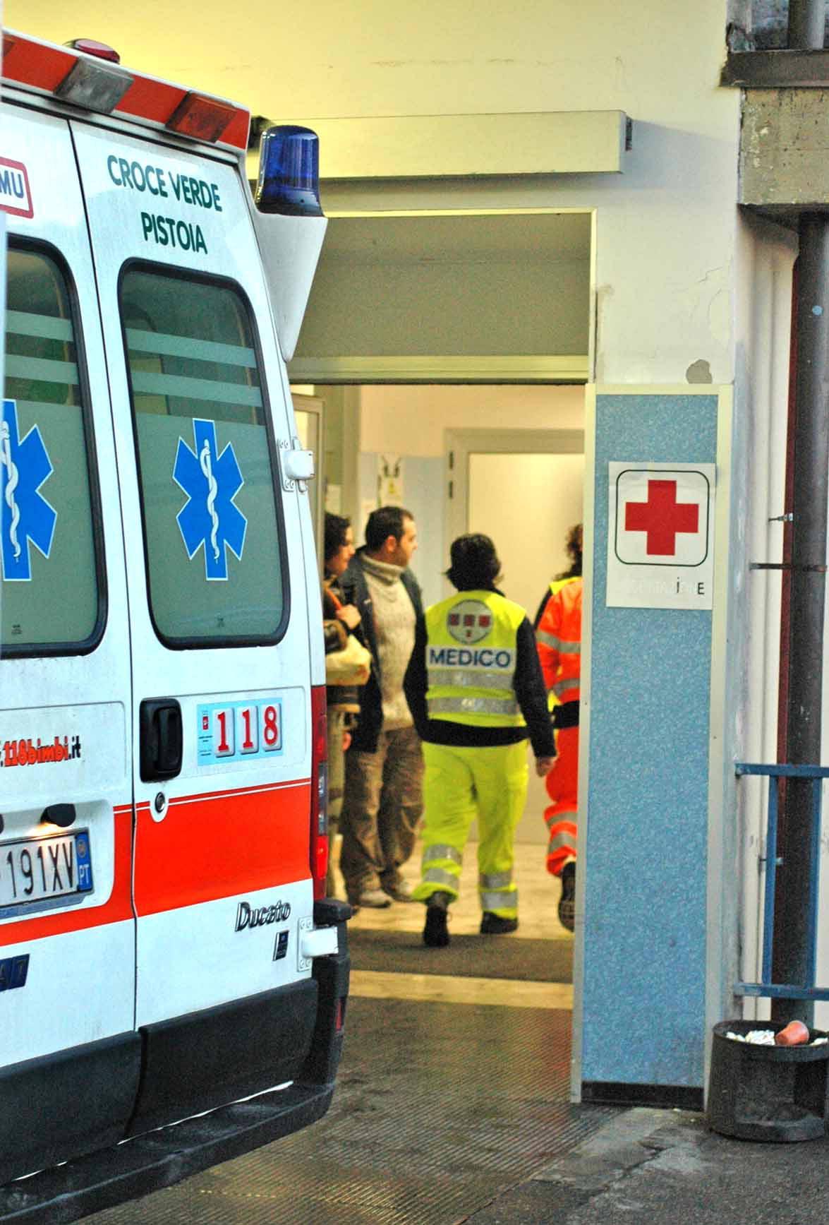 Tragedia a Lido di Camaiore: si uccide in giardino a 54 anni