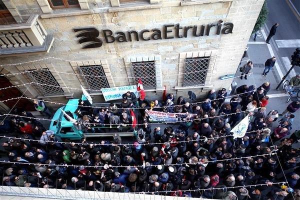 Arezzo, la folla davanti alla sede centrale di Banca Etruria (foto Massimo Sestini) 