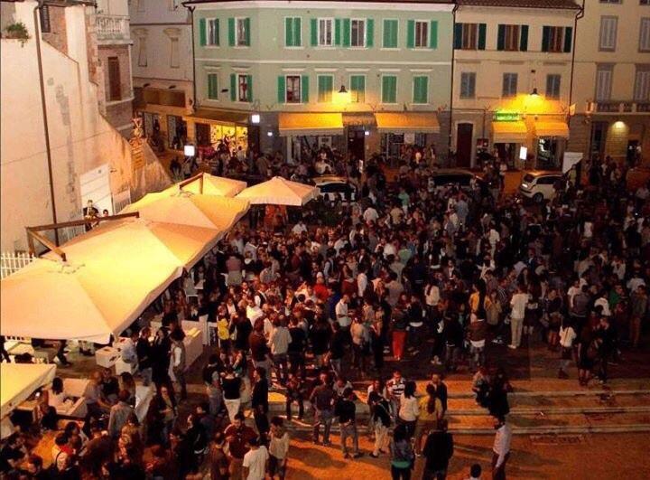 Una bella immagine di piazza del Sale piena di gente