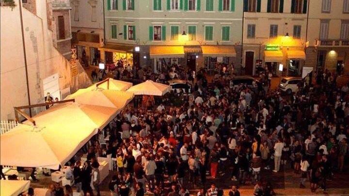Una bella immagine di piazza del Sale piena di gente