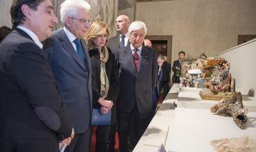 Il presidente della Repubblica Sergio Mattarella alla mostra dei presepi, a sinistra l'assessore regionale agli Affari generali Gian Mario Demuro