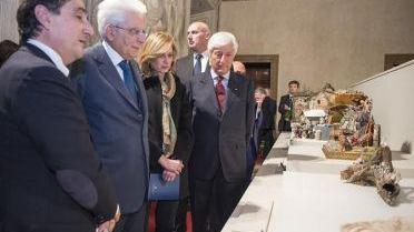 Il presidente della Repubblica Sergio Mattarella alla mostra dei presepi, a sinistra l'assessore regionale agli Affari generali Gian Mario Demuro