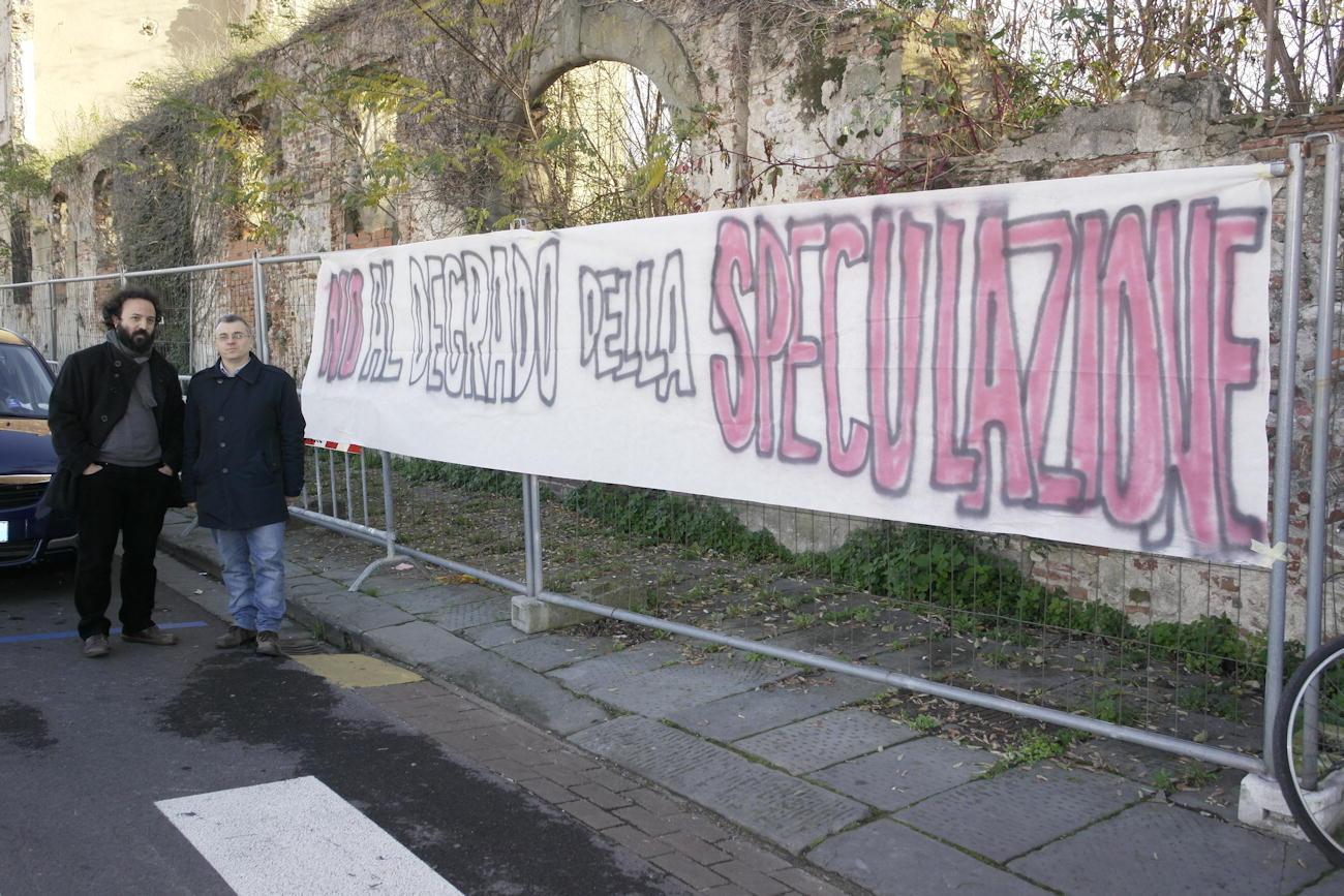 Lo striscione di Ucic-Prc al rudere su lungarno Galilei