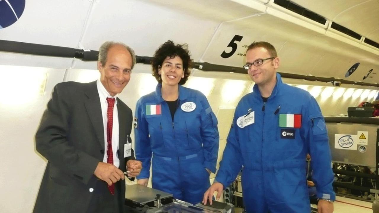 Giacomo Cao con due ricercatori davanti al macchinario che può produrre mattoni per una casa su Marte