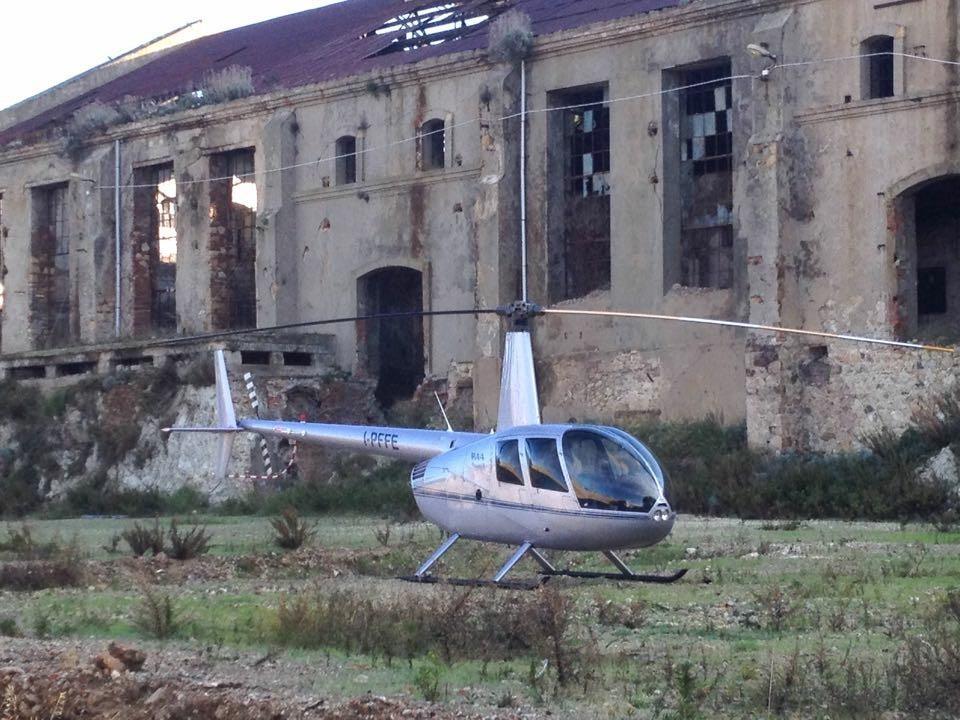 L'elicottero atterrato a Portoferraio