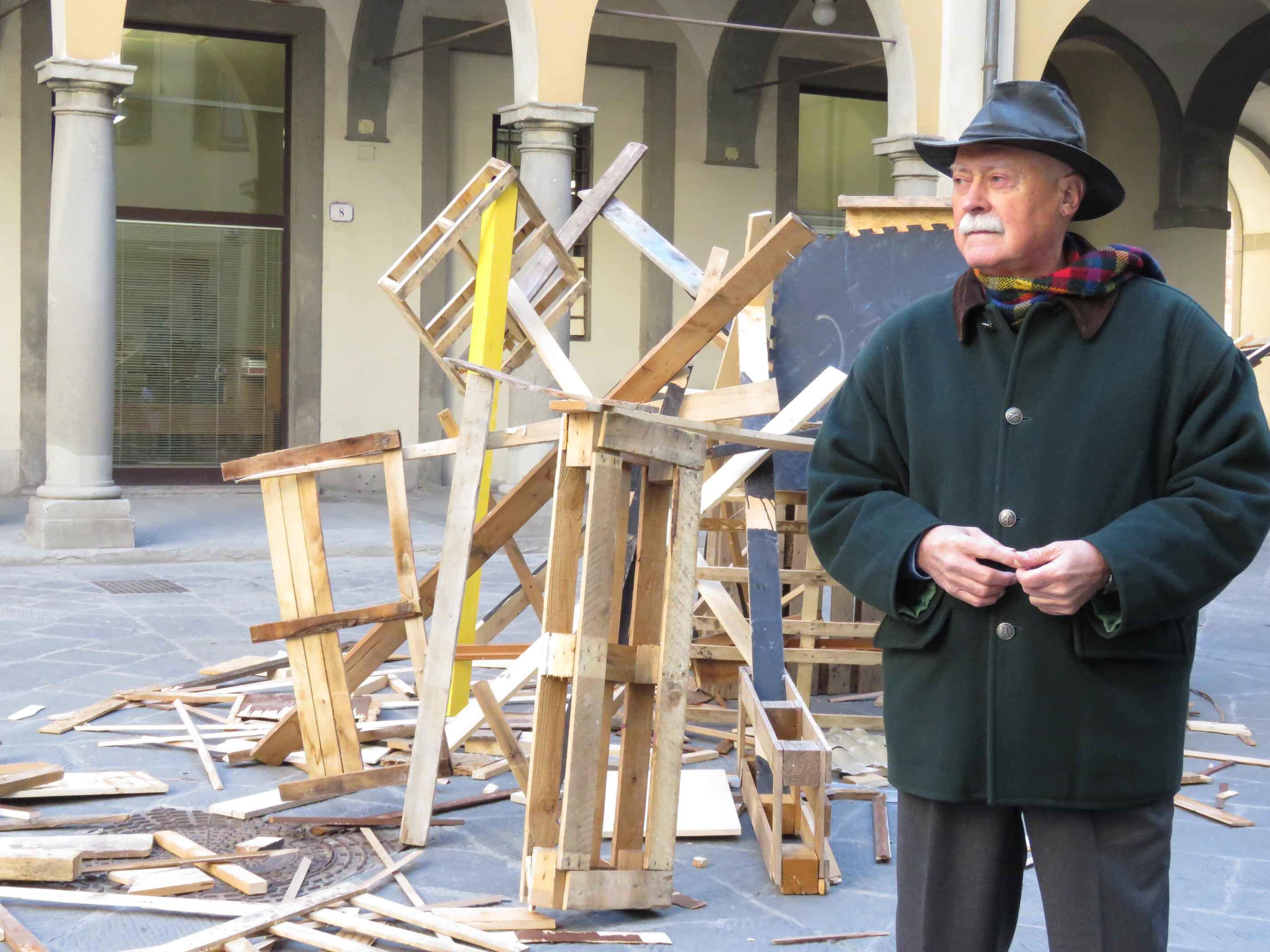 Il curatore della mostra Piergiorgio Fornello  accanto all' installazione