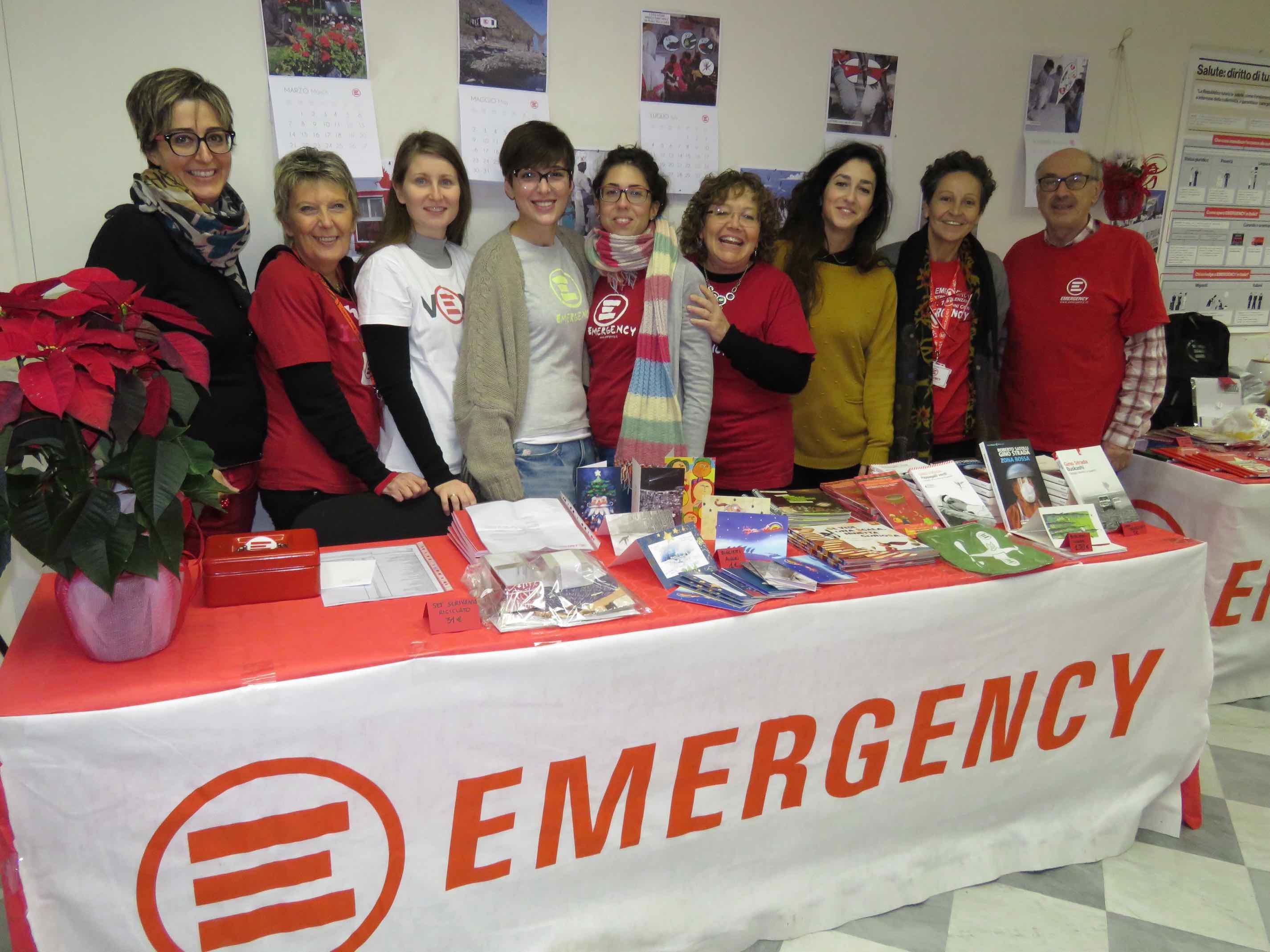 Foto di gruppo per i volontari di Emergency Prato
