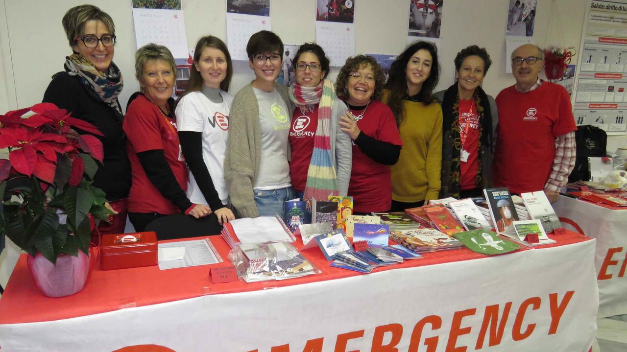 Foto di gruppo per i volontari di Emergency Prato