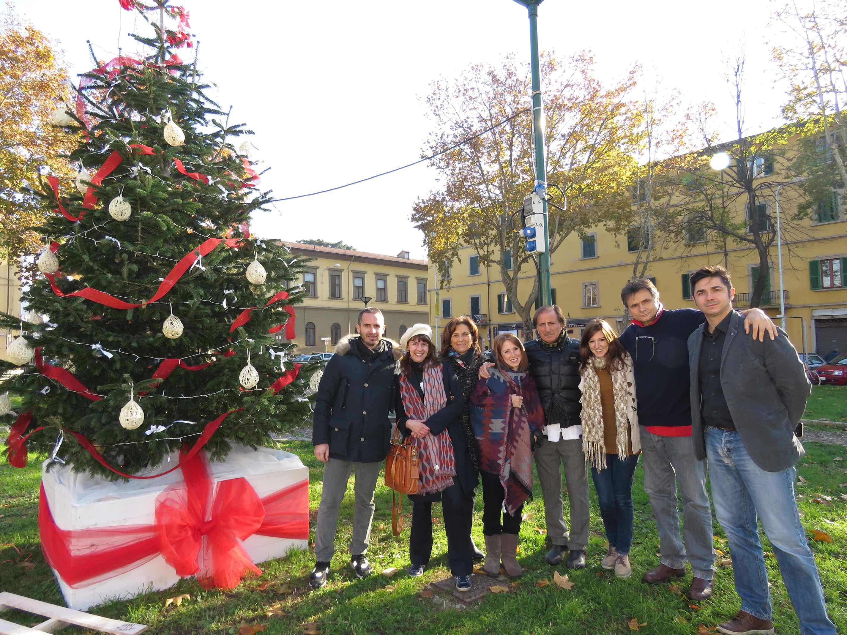 "Quelli di piazza Ciardi", commercianti e cittadini sotto l'abero allestito dalla onlus (foto Batavia)