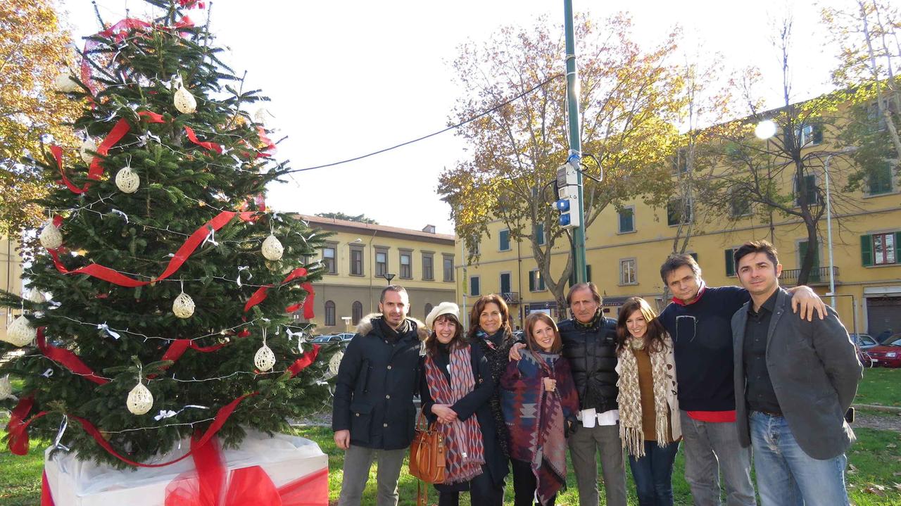 "Quelli di piazza Ciardi", commercianti e cittadini sotto l'abero allestito dalla onlus (foto Batavia)