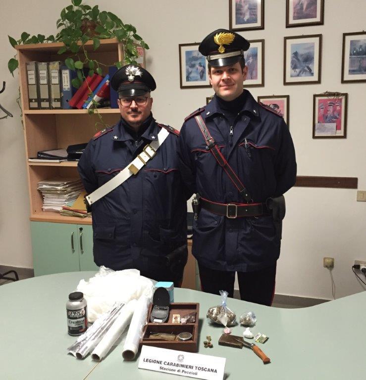 I carabinieri di Peccioli con la droga sequestrata