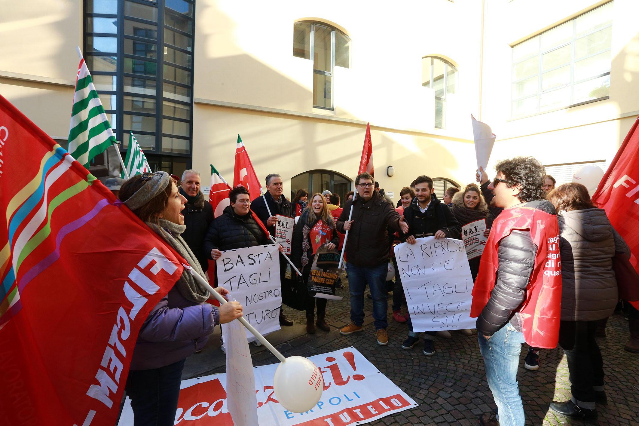 La protesta della Cgil sotto l’Inps (Foto Agenzia Carlo Sestini)