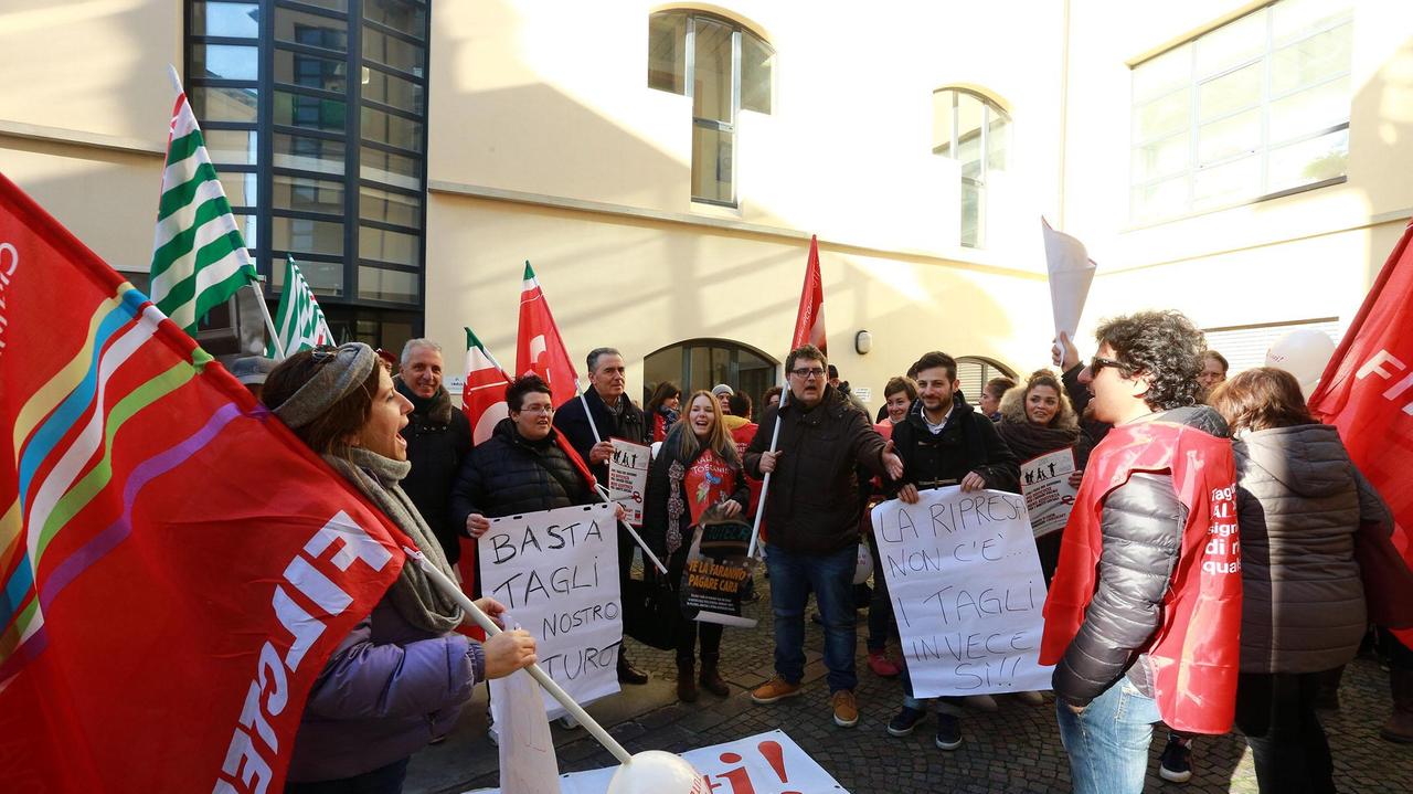 La protesta della Cgil sotto l’Inps (Foto Agenzia Carlo Sestini)