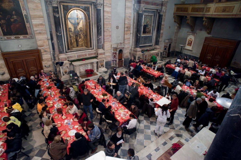 Il pranzo di Natale nella chiesa di San Giovanni Battista organizzato dalla Comunità di Sant'Egidio