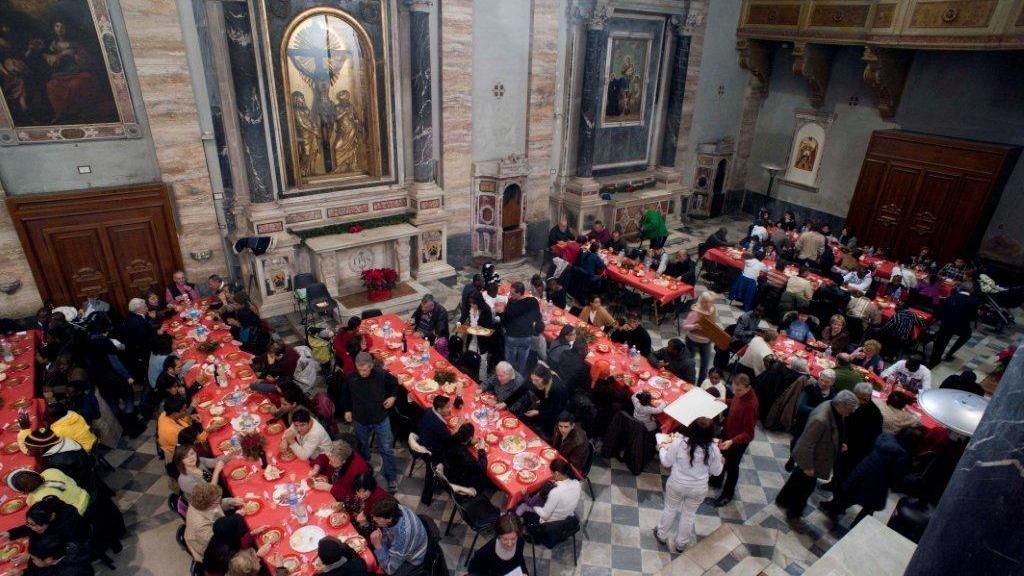 Il pranzo di Natale nella chiesa di San Giovanni Battista organizzato dalla Comunità di Sant'Egidio